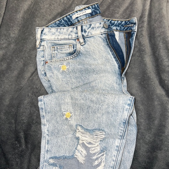 PacSun Denim - Pacsun ripped mom jeans with daisies. Size 26